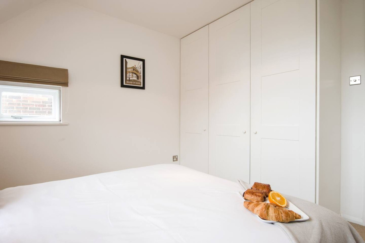 large-wardrobe-with-spare-linen-pillows-and-duvet-included.jpg