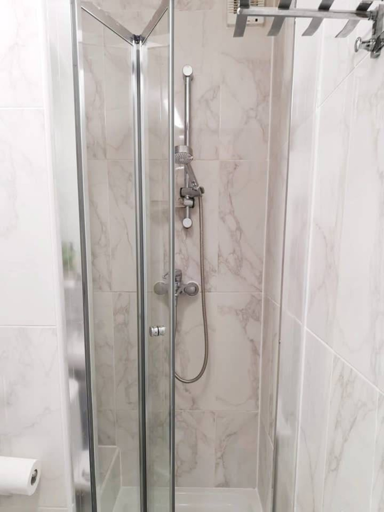 this-is-ensuite-bathroom-to-the-master-bedroom.jpg