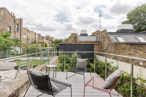Islington Townhouse serene rooftop deck