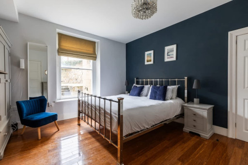 Super king size bed - Bedroom 1