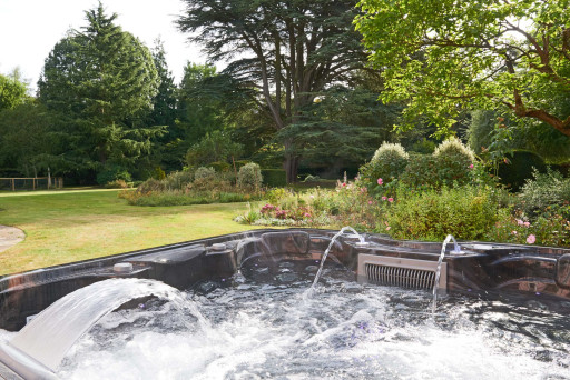 Hot tub for 6