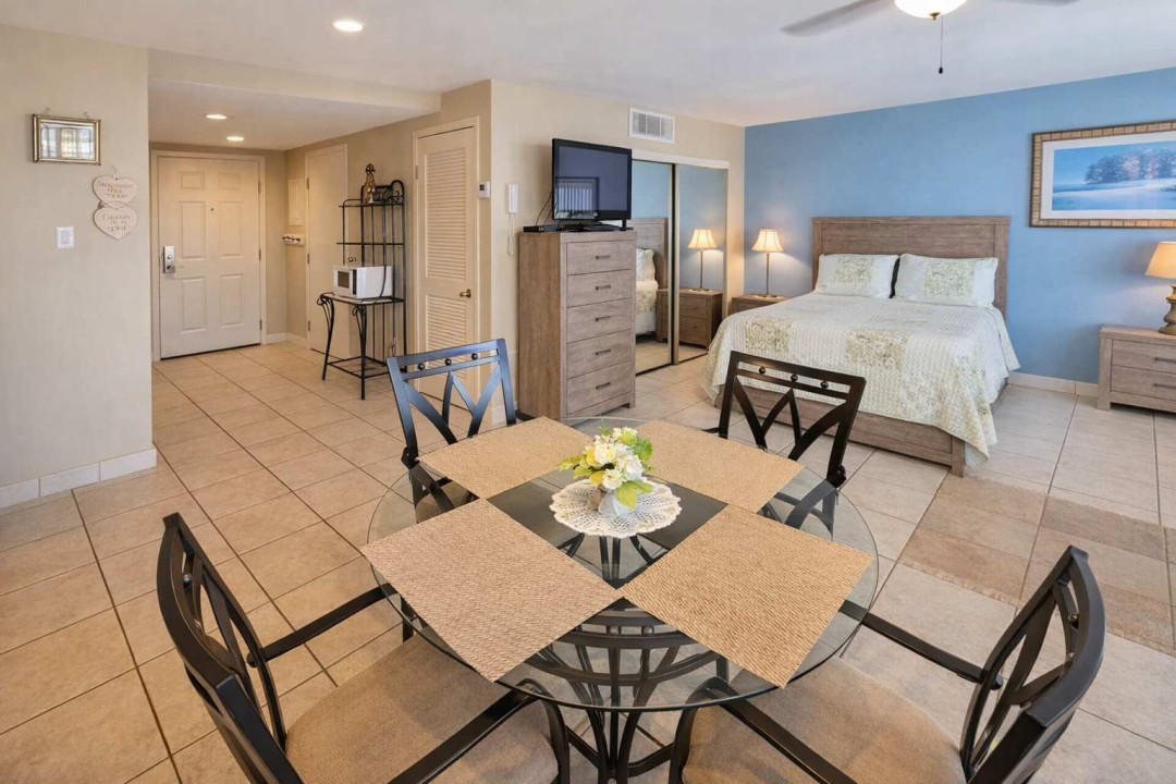 Cozy Studio Near Beach | Full Kitchen | Smart TV | Fast WiFi | Dining Area | Free Parking | Walk to Shops & Restaurants | Ideal for Couples or Solo Travelers
