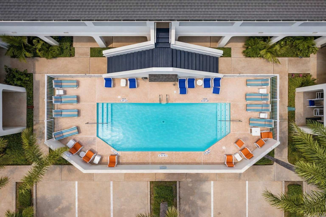 Modern Poolside Retreat | Steps to Beach | Bright & Breezy Outdoor Lounge | Ideal for Families & Groups | Fast Wi-Fi | Self Check-In | Walk to Dining & Shops