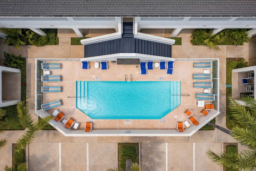 Modern Poolside Retreat | Steps to Beach | Bright & Breezy Outdoor Lounge | Ideal for Families & Groups | Fast Wi-Fi | Self Check-In | Walk to Dining & Shops
