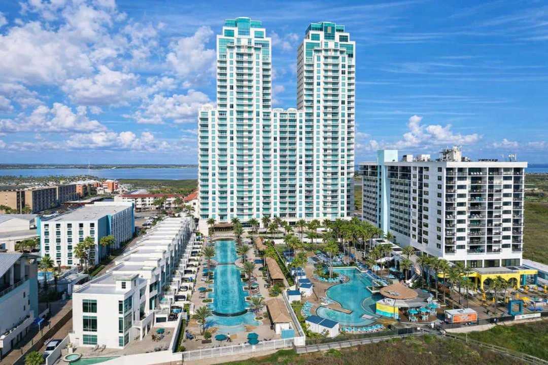 Luxury Beachfront Resort | Twin Towers + Lagoon Pools + Coastal Views + Walk to Dining