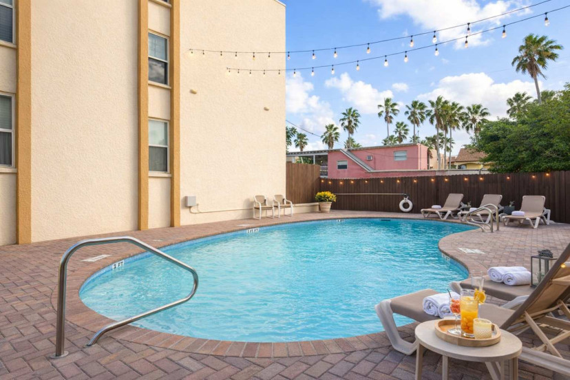 Relaxing Poolside Retreat Steps From the Beach — Bright, Clean & Perfect for Families
