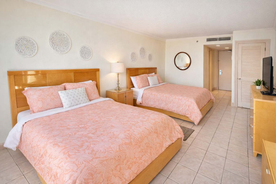 Spacious 2-Bedroom Retreat • Steps to Beach • Cozy Beds • Smart TV • Stylish Decor