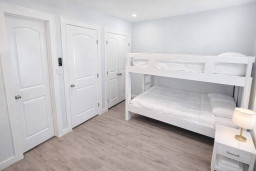 Bright & Modern Bunk Room Near Beach – Sleeps 4, Family-Friendly, Smart Entry, Stylish Laminate Floors, Crisp White Bedding, Closet Space, and Minimalist Design for a Relaxing Stay