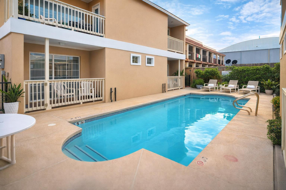 Relax by the sparkling pool in this cozy courtyard retreat—ideal for sun-soaked getaways, family stays, or weekend escapes near the beach.