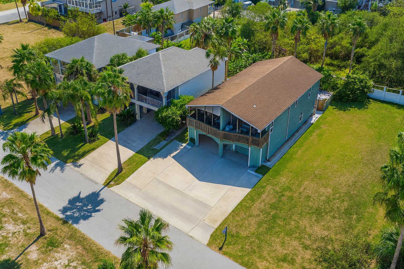 Atoll Duplex: Beach Paradise Retreat
Spacious Atoll Duplex in South Padre Island! Tropical oasis w/ lush palms, ample parking, decks for Gulf breezes. Steps to beach, near SpaceX launchpad views. Modern comforts, ideal for families/groups.