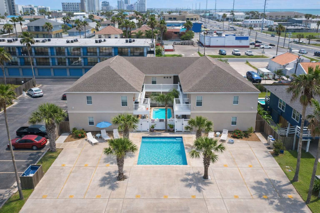 Coastal 2BR Duplex w/ Pool, Parking & Walk to Beach – Ideal for Families or Groups