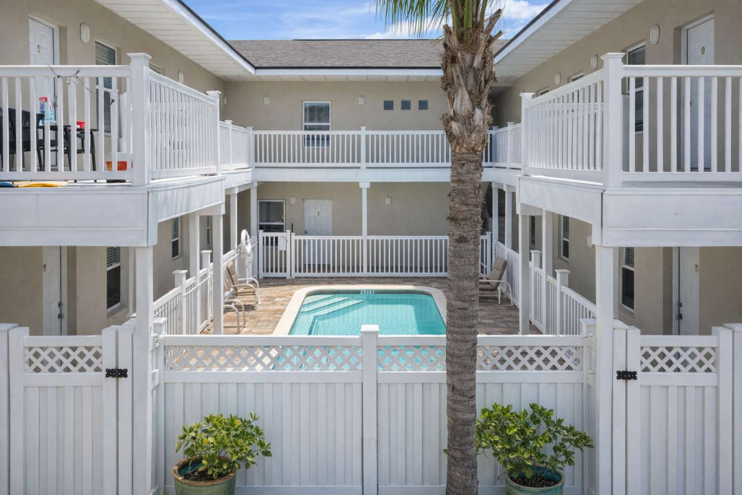 Relax by the Pool at Los Cabos – Cozy Courtyard Suites, Steps from the Beach, Private Balconies, Palm-Studded Views, and Onsite Parking at 105 E. Tarpon