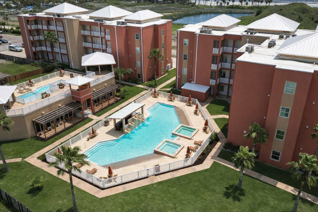 Resort-Style Condo with Pools, Tubs & Pavilion – Walk to Beach, Dining & Entertainment