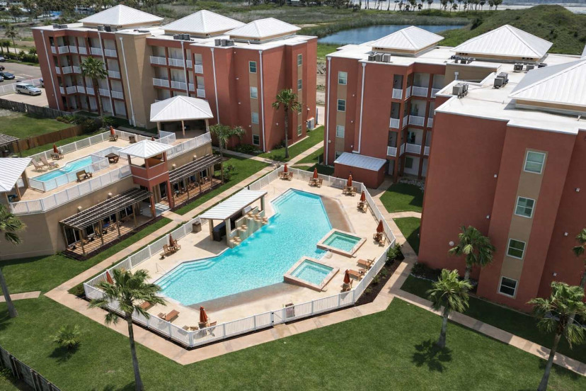 Resort-Style Condo with Pools, Tubs & Pavilion – Walk to Beach, Dining & Entertainment