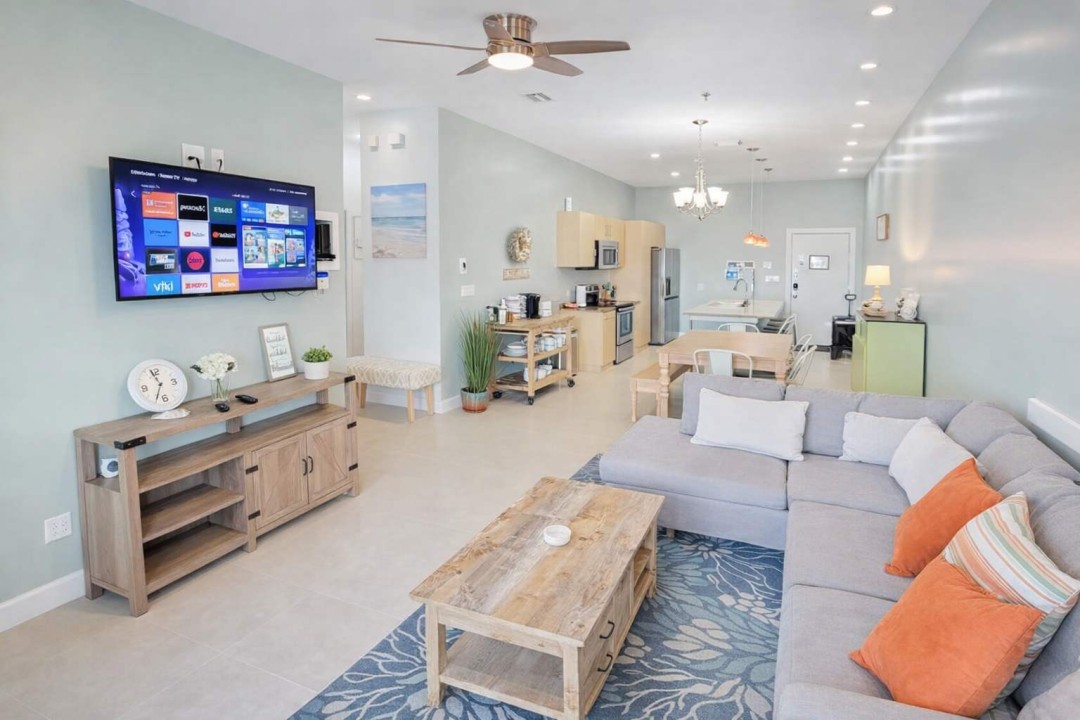 Modern Coastal Retreat | Roku TV | Steps to Dining & Beach | Bright Open Layout | Fully Equipped Kitchen | Fast Wi-Fi | Ideal for Families & Remote Work