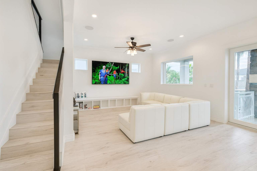 Modern Coastal Retreat | Bright Living Room + Balcony Views + Smart TV
