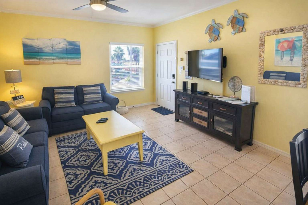Bright Coastal Retreat | 2BR | Walk to Beach | Smart TV | Fast Wi-Fi | Family-Friendly