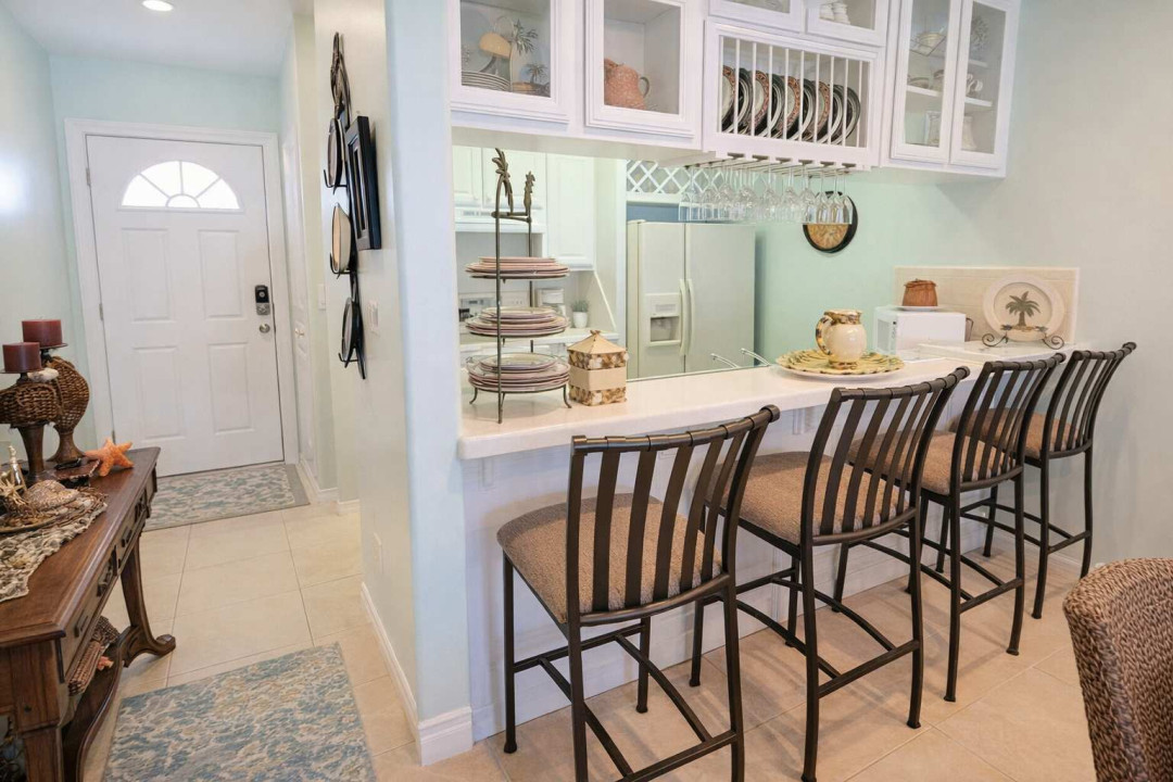 Tropical Retreat | Steps to Beach | Cozy Dining & Bright Kitchen | Sleeps 6 | WiFi & AC