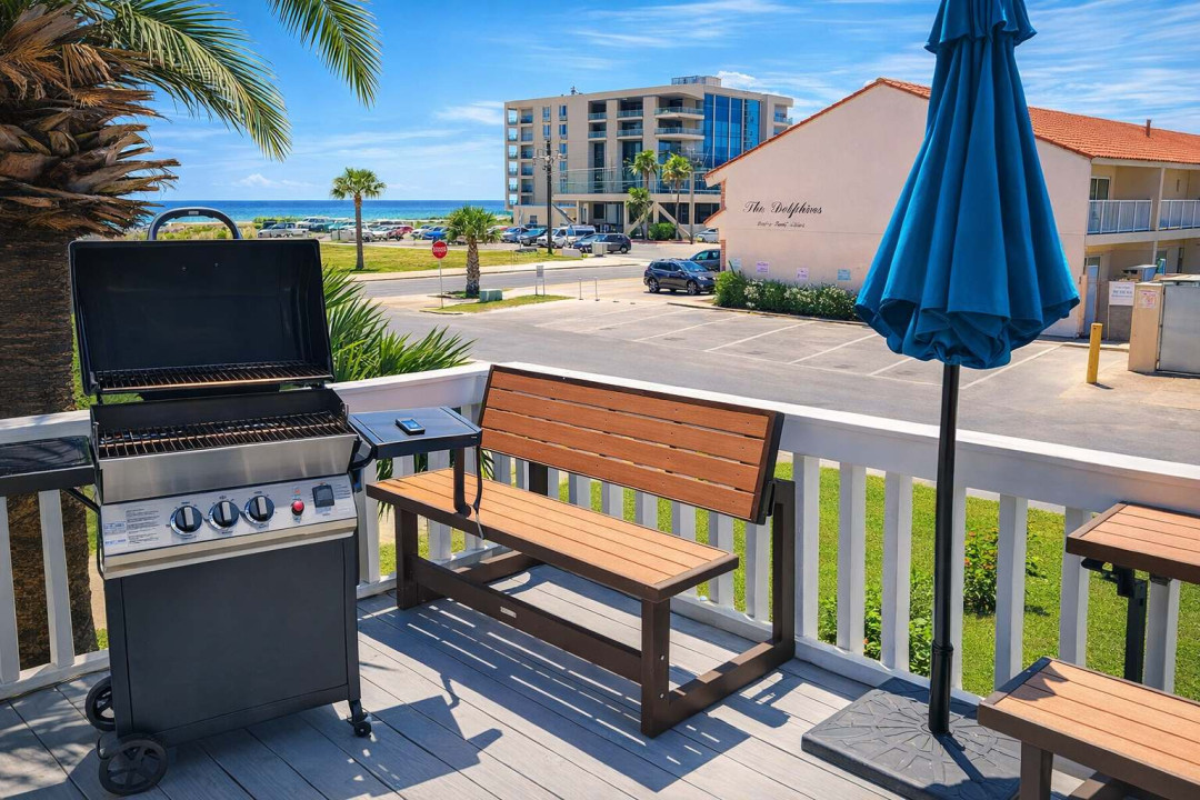 Beachside Patio with Grill • Ocean View • Walk to Sand & Surf • Relax & Dine Outdoors