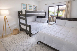 Spacious Coastal Retreat | Sleeps 6 | Balcony Views & Natural Light | Bunk + Queen Beds | Walk to Beach & Dining