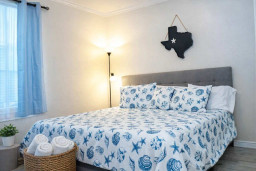 Coastal Retreat | Comfy Bed | Texas Charm | Natural Light | Walk to Beach