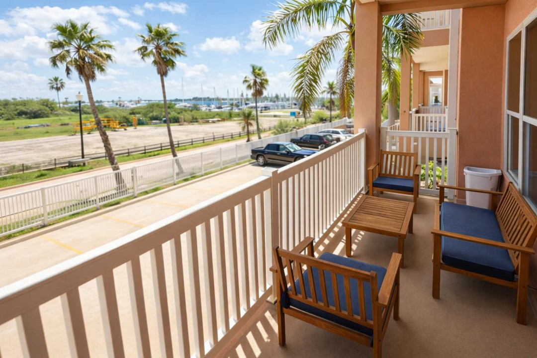 Breezy balcony retreat overlooking palm‑lined streets and marina views — a serene spot to sip morning coffee or unwind at sunset. The warm coastal vibe and natural light make this space feel effortlessly inviting for your stay.