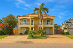 Bright Beachside Retreat • Symmetrical Design • Palm Tree Courtyard • Ideal for Groups