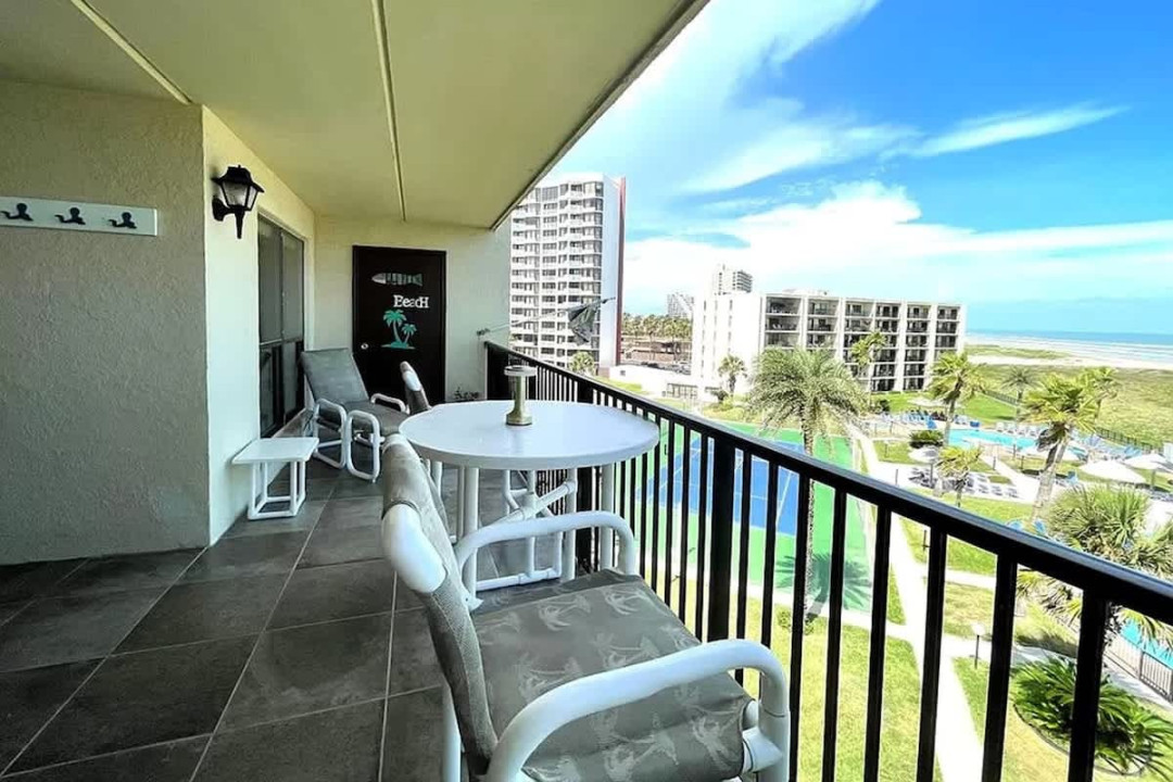 Oceanview Balcony Retreat | Pool, Tennis & Beach Access | Stylish Coastal Decor