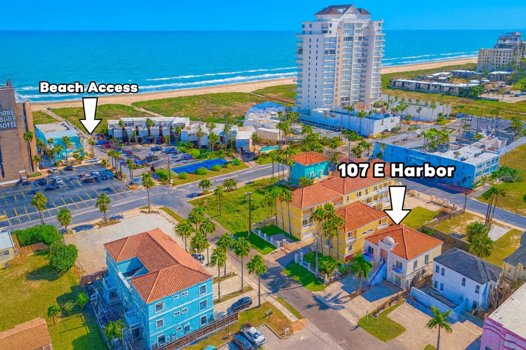 A laid‑back coastal stay steps from the shoreline, where breezy streets, warm light, and an easy neighborhood rhythm set the tone. A simple, inviting retreat that feels close to everything yet relaxed enough to slow down and enjoy the moment.