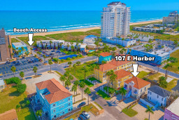 A laid‑back coastal stay steps from the shoreline, where breezy streets, warm light, and an easy neighborhood rhythm set the tone. A simple, inviting retreat that feels close to everything yet relaxed enough to slow down and enjoy the moment.