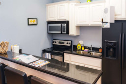 A bright, practical kitchen that feels easy to settle into, with simple touches and a calm, everyday rhythm. A comfortable space that keeps the stay feeling grounded and effortless, perfect for guests who appreciate a relaxed, home‑like flow.