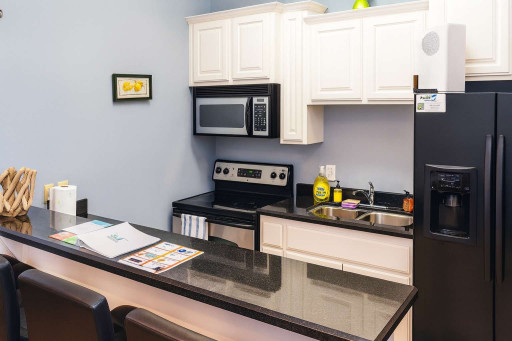 A bright, practical kitchen that feels easy to settle into, with simple touches and a calm, everyday rhythm. A comfortable space that keeps the stay feeling grounded and effortless, perfect for guests who appreciate a relaxed, home‑like flow.