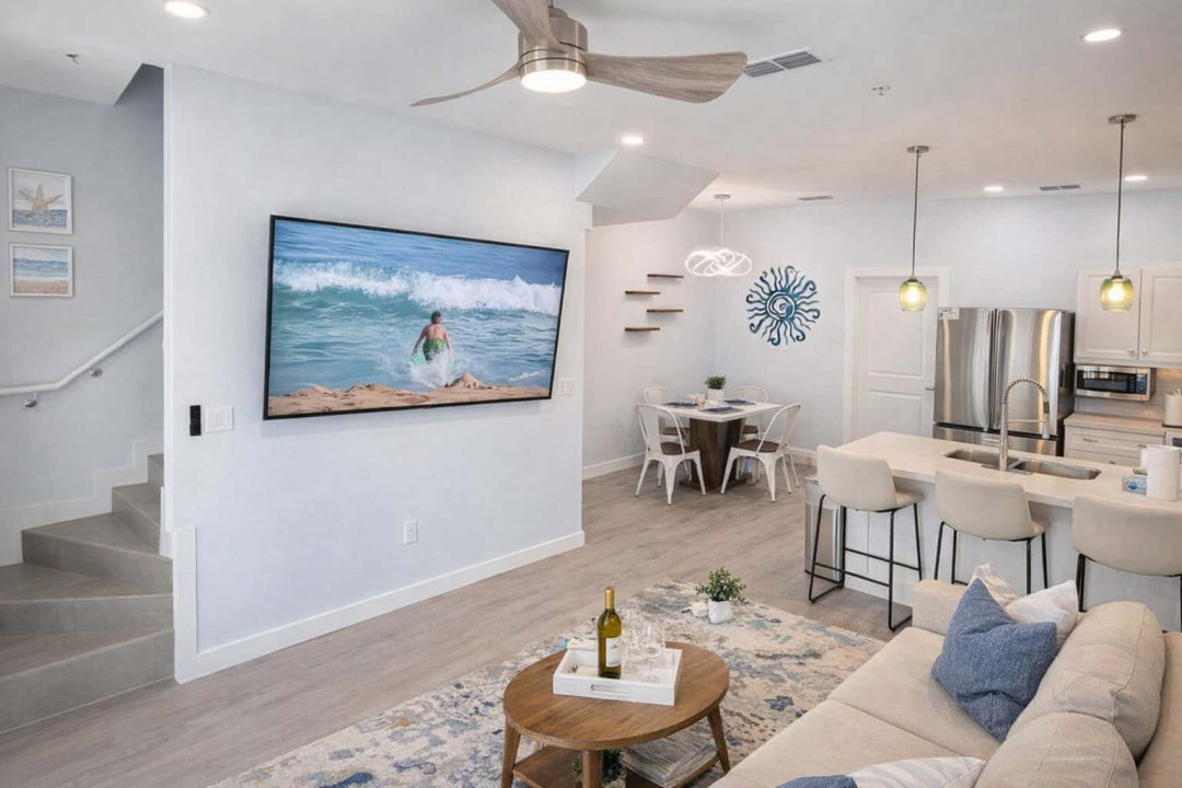 Modern Coastal Retreat w/ Full Kitchen, Smart TV & Dining Nook – Walk to Beach, Sleeps 4