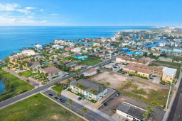 Bright Coastal Retreat Near Waterfront & Dining – Walk to Beach, Pool Access, Palm-Lined Streets, Ideal for Families & Groups
