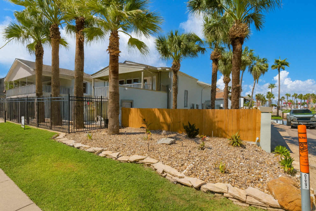 Modern Coastal Retreat with Palm-Lined Yard & Balcony
Stylish 2BR home in a tropical neighborhood with palm trees, fenced yard, balcony & landscaped garden. Walk to beach & dining. Ideal for families or couples seeking comfort, privacy & sunny vibes.