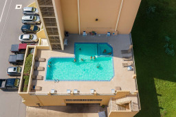 Take a dip in the sparkling pool or unwind in the tub at Inverness. This beachfront oasis features plenty of lounge chairs, sunning space, and easy access to both the sand and surf—perfect for families and relaxing coastal getaways.