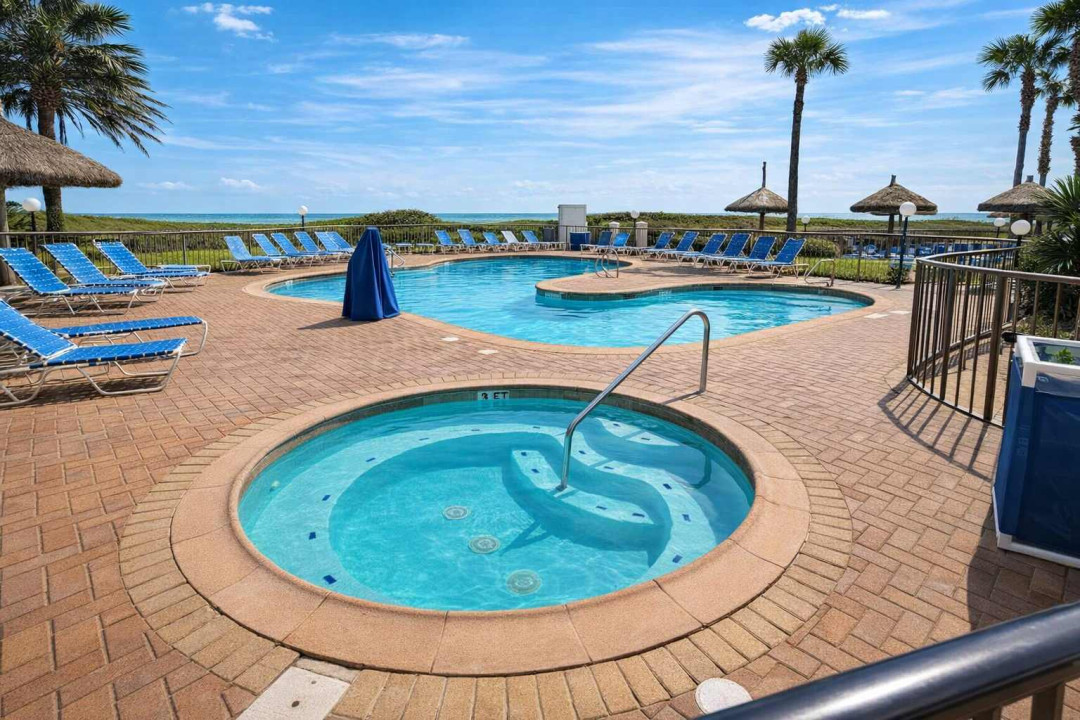 Oceanview Pool Paradise with connecting Tub & Palm-Lined Deck — Steps from the Beach, Loungers & Tiki Umbrellas for Ultimate Relaxation