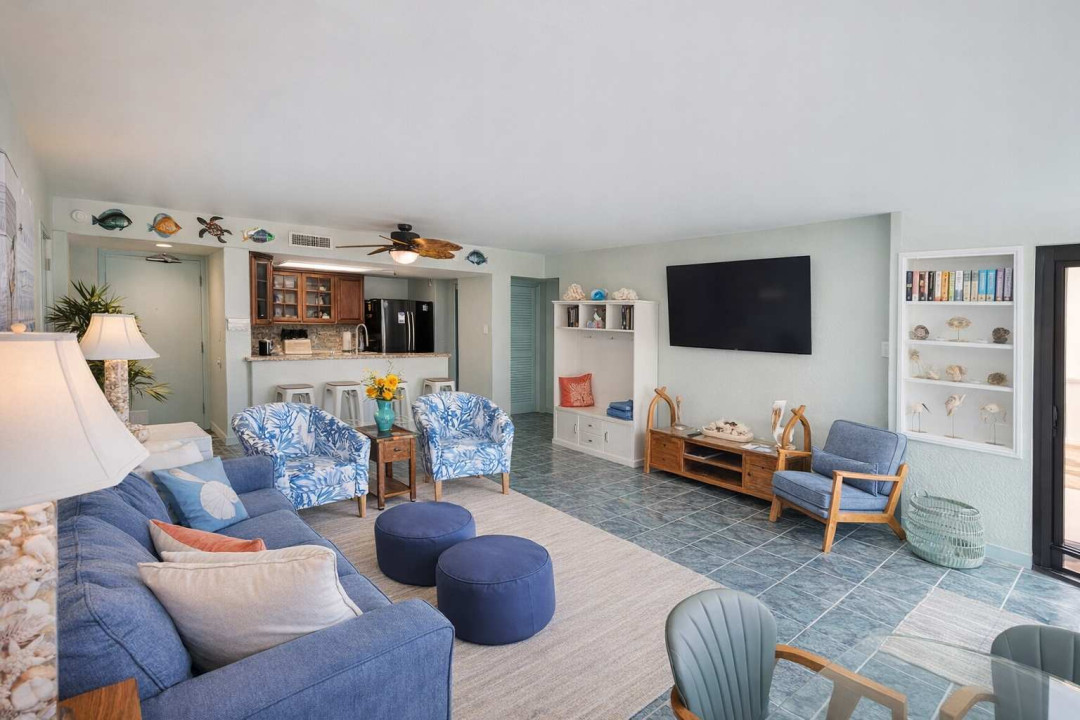 Bright Coastal Retreat | Steps to Beach | Stylish Open Living + Chef’s Kitchen + Smart TV
