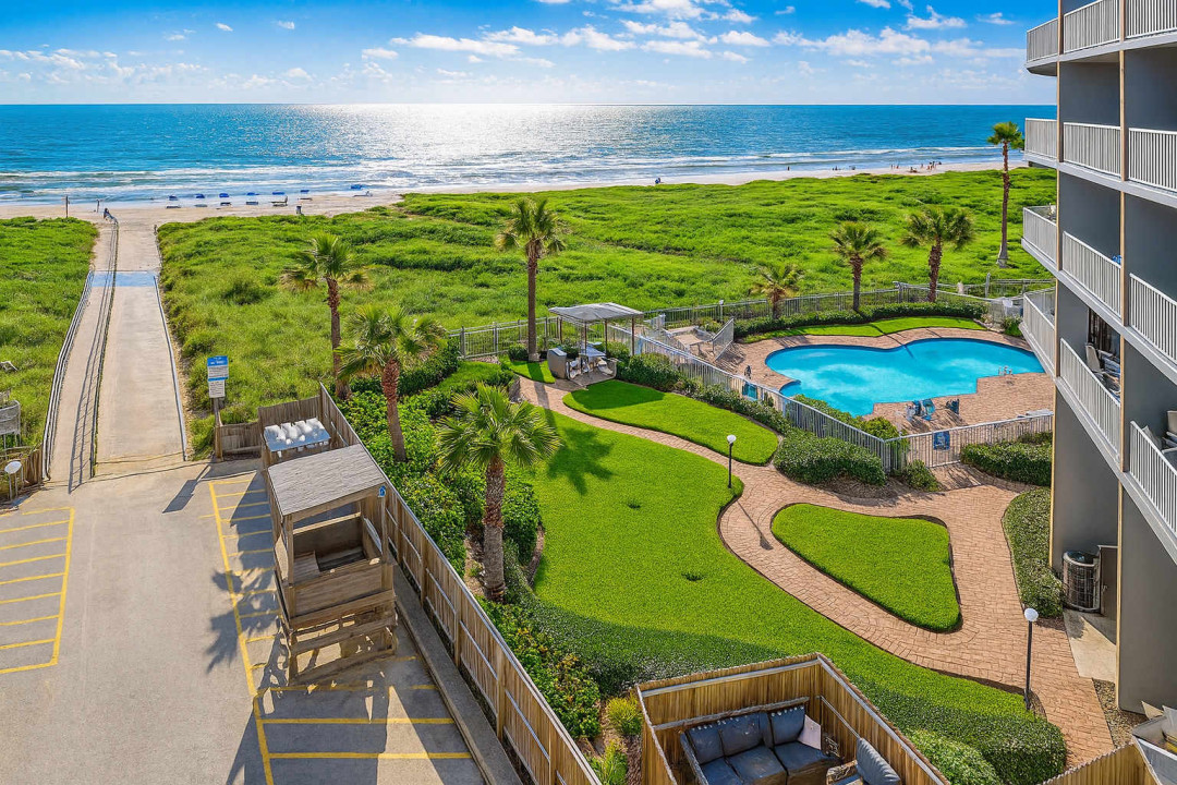 Oceanfront Escape with Pool, Garden & Direct Beach Access
Wake up to ocean views, unwind by the pool, stroll through lush gardens, and step straight onto the beach. This serene condo offers balconies, lounge areas, and a perfect blend of relaxation.