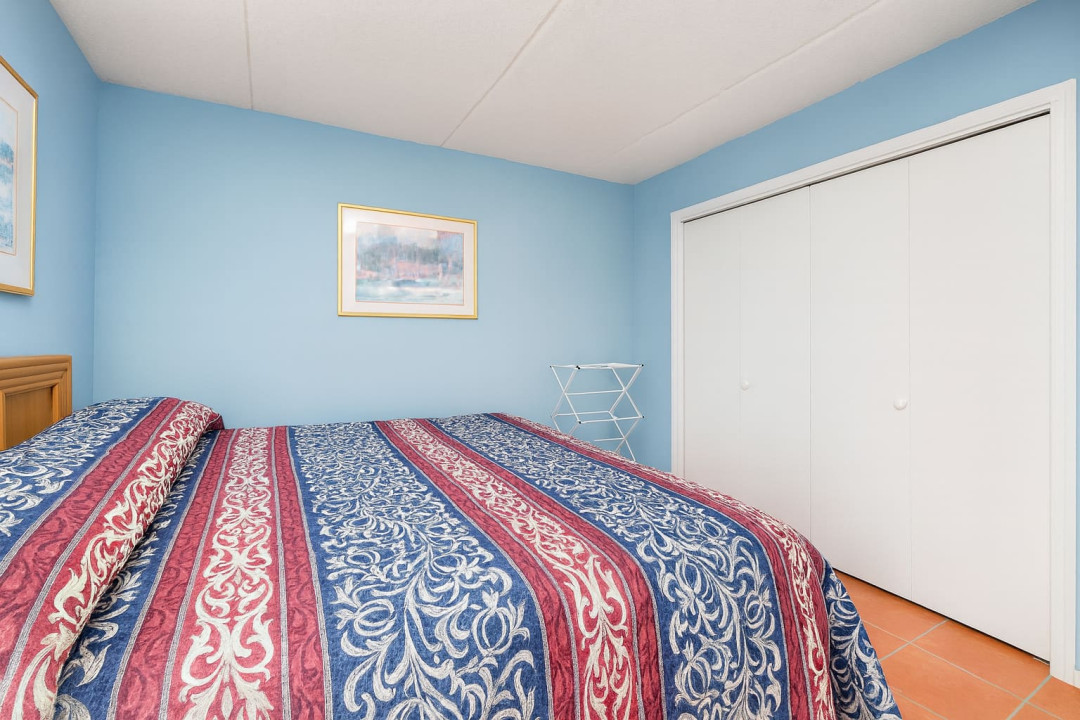 Cozy Blue Room with comfy Bed & Closet
Bright and inviting bedroom with bed, terracotta tile floors, full closet, and serene wall art. Ideal for restful stays in a clean, functional space.