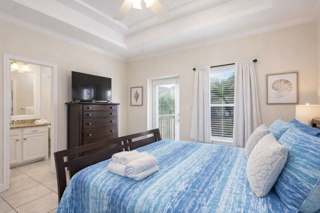 Coastal Retreat w/ Ensuite Bath, Balcony Access, Smart TV & Beachy Decor – Walk to Shore!
