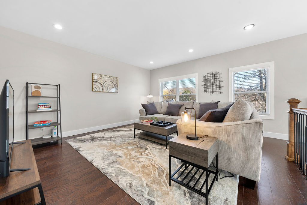 Upstairs lounge Area - Entertainment center with PlayStation + controllers