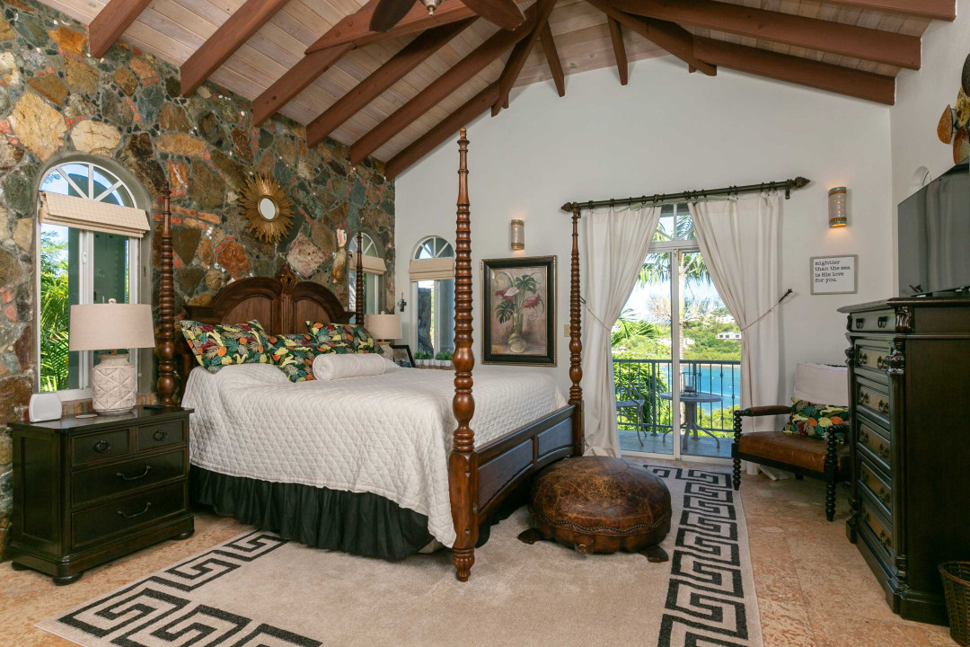 Main level king room with ensuite bath