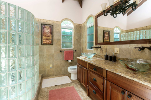 Ensuite bath with outdoor shower