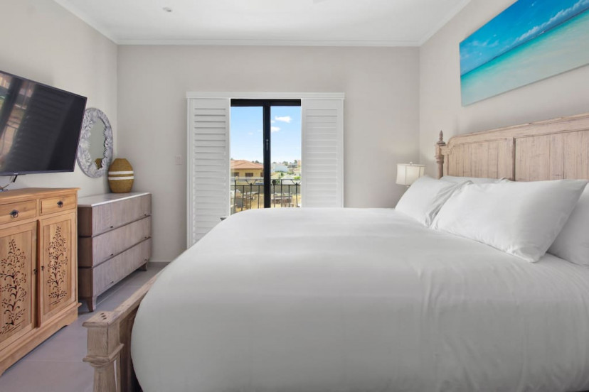 Master Bedroom | When you're ready to unwind after an exhilarating day at Arashi Beach, make your way to this luxurious King-size bed.