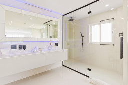 Master Ensuite | In the luxurious master ensuite bathroom, you can wash away your worries.