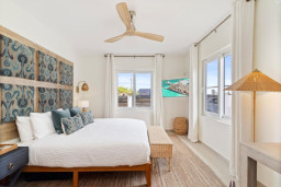 After an exciting day of adventuring throughout Aruba and enjoying the many beaches and once you are ready to relax, make your way to your comfortable bedroom with King-Size Bed, Ensuite and TV, set behind solid wood doors crafted to quieten sound.
