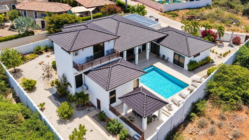 In the prestigious neighborhood of Kamay, you will find this stunning 2-story villa offering 3 ensuite bedrooms, perfect for threecouples, and 4 full bathrooms plus an upstairs “sunset suite”.