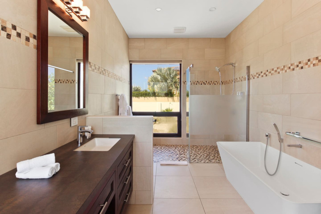 Master ensuite | Enjoy your vacation with our luxurious complimentary towels and toiletries