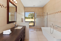 Master ensuite | Enjoy your vacation with our luxurious complimentary towels and toiletries